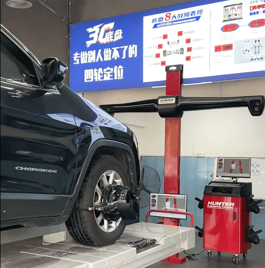 竹料店内的亨特四轮定位仪与正在检测的车辆